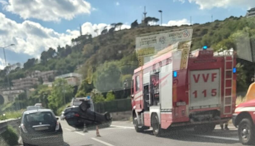 Salerno, paura per un’auto ribaltata in tangenziale