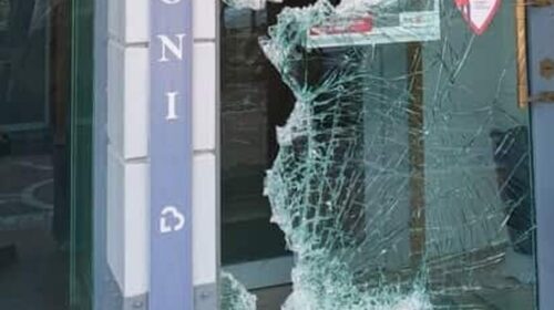Vandali a Scafati: danneggiata vetrina di un esercizio commerciale nella notte