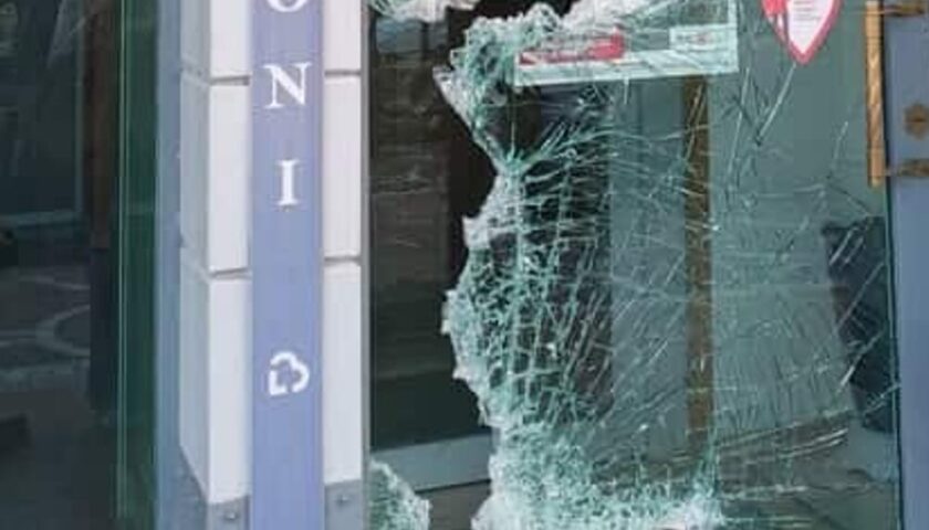Vandali a Scafati: danneggiata vetrina di un esercizio commerciale nella notte