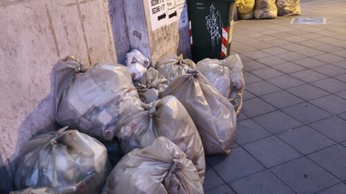 Indifferenziata davanti alla scuola, il “Vicinanza” replica a Salerno Pulita