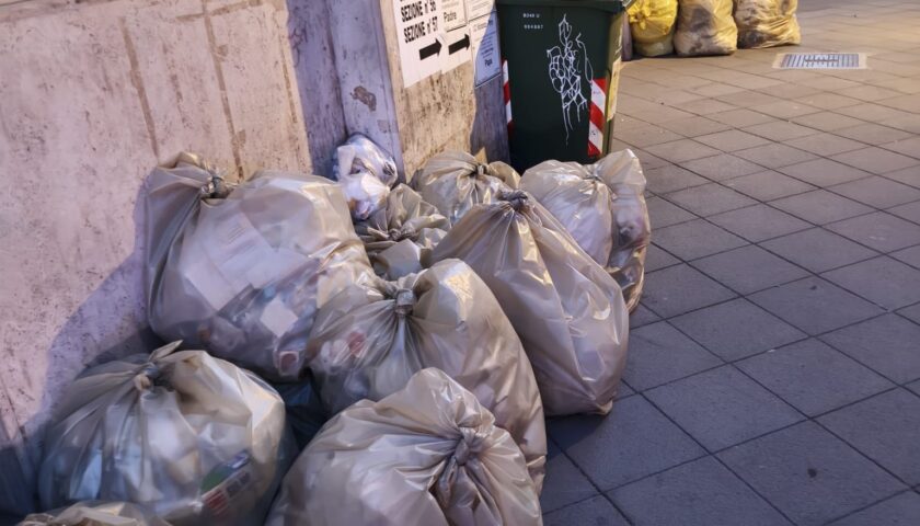 Indifferenziata davanti alla scuola, il “Vicinanza” replica a Salerno Pulita