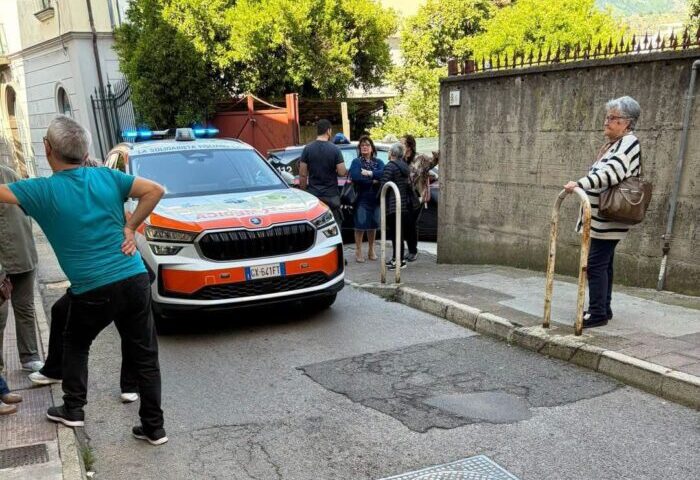 Dramma a Siano, donna di 59 anni morta in casa da giorni: si indaga
