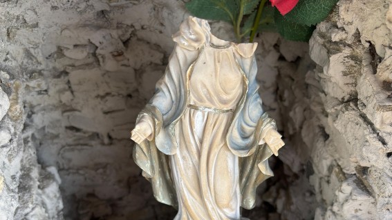 Salerno, sdegno a Torrione: decapitata la statua della Vergine Maria