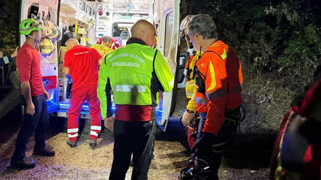 Cade sulle sponde del fiume Tusciano: salvata una donna dal Soccorso Alpino