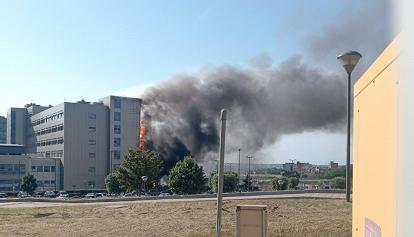 Fiamme all’Ospedale del Mare domate dopo due ore