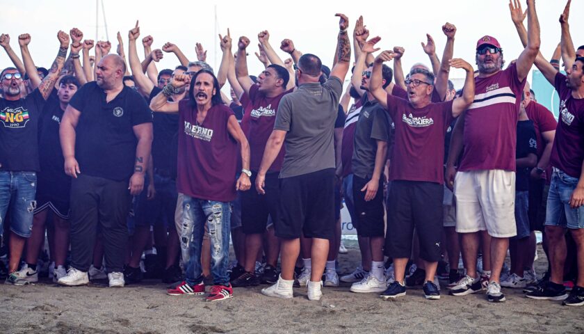 Salernitana, sulla spiaggia di Santa Teresa festa granata nel segno di Ricchetti tra cori ultras e lacrime