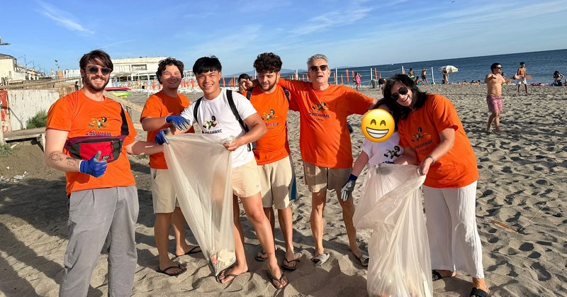 Salerno, ripulita la spiaggia di lungomare Colombo