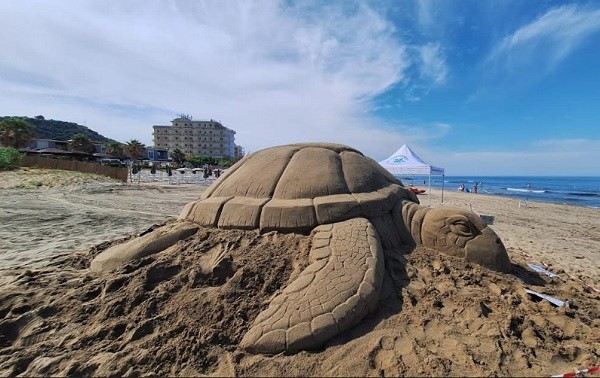 Tartarughe Marine, ad Acciaroli una maxi scultura di sabbia celebra la biodiversità del Mediterraneo