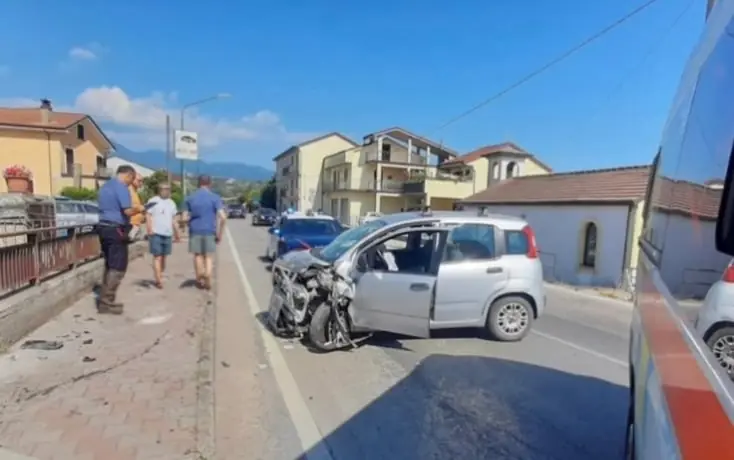 Casal Velino, malore mentre guida: si schianta contro un muretto