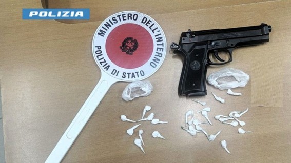 Salerno, sequestrati 29 involucri di cocaina e pistola ad aria in aiuola a Sant’Eustachio