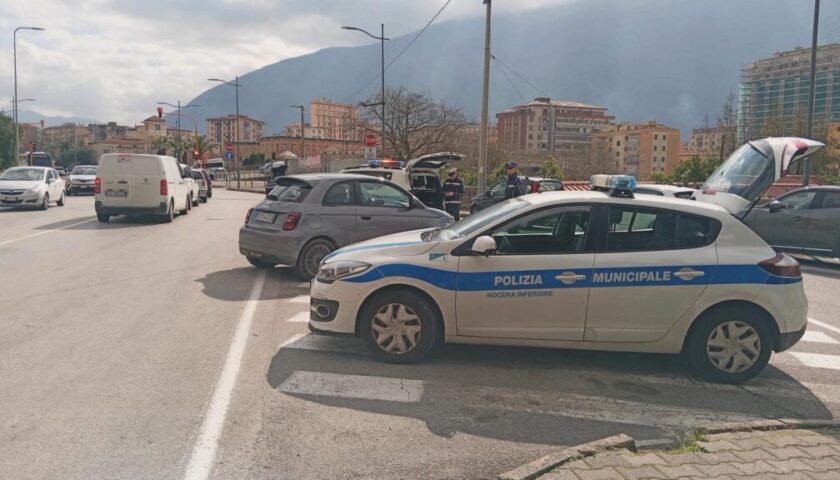 Nocera Inferiore, bambina chiusa in auto: salvata dalla Polizia Municipale