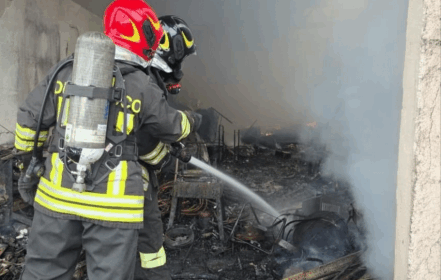Torraca, incendio devasta capannone: nessun ferito Torraca, incendio devasta capannone: nessun ferito
