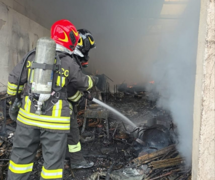 Torraca, incendio devasta capannone: nessun ferito