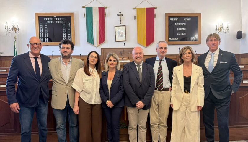 Il sindaco di Cava de’ Tirreni Raffaele Giordano presenta la sua giunta