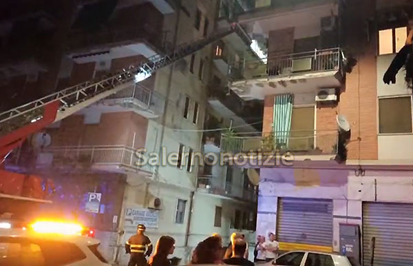 Salerno, paura in via Luigi Guercio per un incendio in un appartamento: ingenti danni