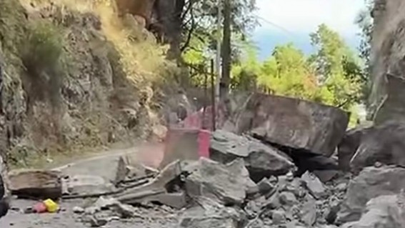 Positano, frana sulla strada provinciale: rocciatori al lavoro per la messa in sicurezza