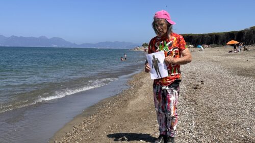 A Paestum i Bronzi di Riace tornano al mare: Fernando Mangone disegna sulla spiaggia un omaggio alla Calabria, alla Magna Grecia e a Firenze