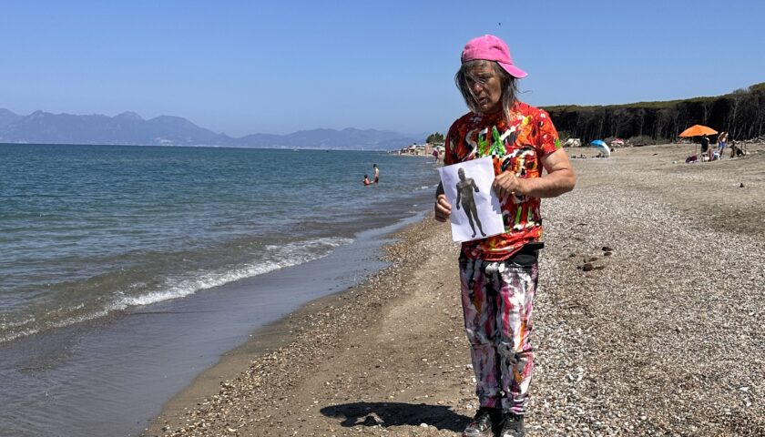 A Paestum i Bronzi di Riace tornano al mare: Fernando Mangone disegna sulla spiaggia un omaggio alla Calabria, alla Magna Grecia e a Firenze
