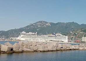 Salerno, attraccata la Norwegian Epic con migliaia di crocieristi Salerno, attraccata la Norwegian Epic con migliaia di crocieristi
