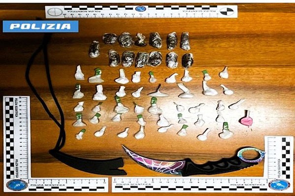 Salerno, minore arrestato dalla Polizia: aveva cocaina, crack, hashish e un coltello karambit