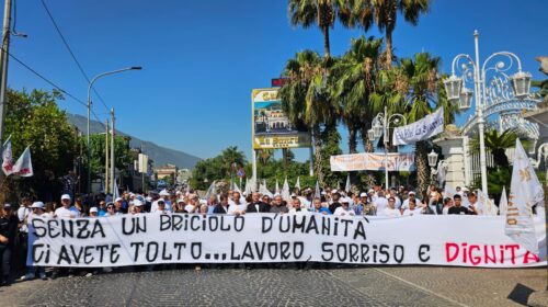 SIT-IN DEI LAVORATORI DE LA SONRISA: «CONSENTITECI DI LAVORARE FINO AL 31 OTTOBRE» SIT-IN DEI LAVORATORI DE LA SONRISA: «CONSENTITECI DI LAVORARE FINO AL 31 OTTOBRE»