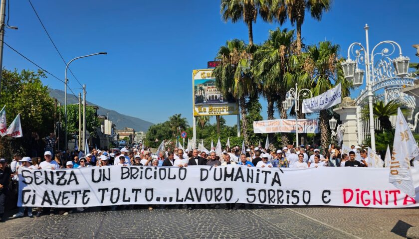 SIT-IN DEI LAVORATORI DE LA SONRISA: «CONSENTITECI DI LAVORARE FINO AL 31 OTTOBRE»