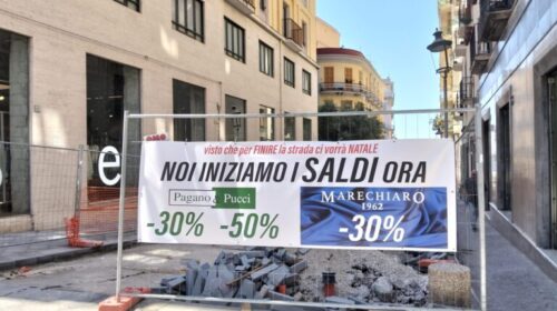 Salerno, lavori infiniti in via Velia: i commercianti anticipano i saldi tra proteste e ironia