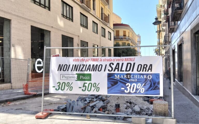Salerno, lavori infiniti in via Velia: i commercianti anticipano i saldi tra proteste e ironia