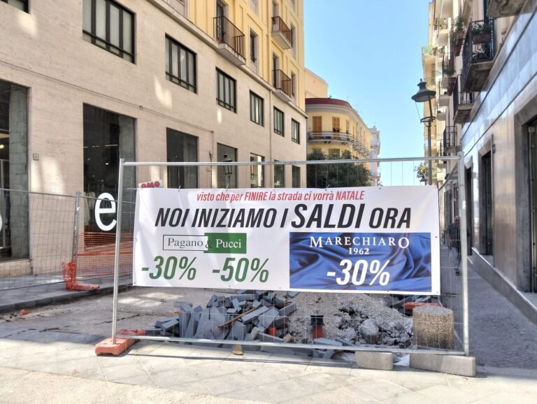 Salerno, lavori infiniti in via Velia: i commercianti anticipano i saldi tra proteste e ironia