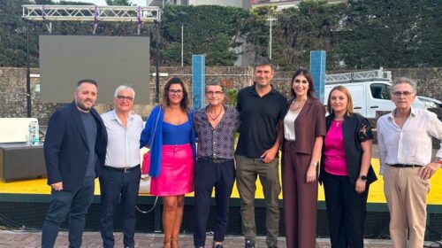 Baronissi rilancia il suo impegno come Città della Pace: grande partecipazione all’incontro con Alessandro Di Battista