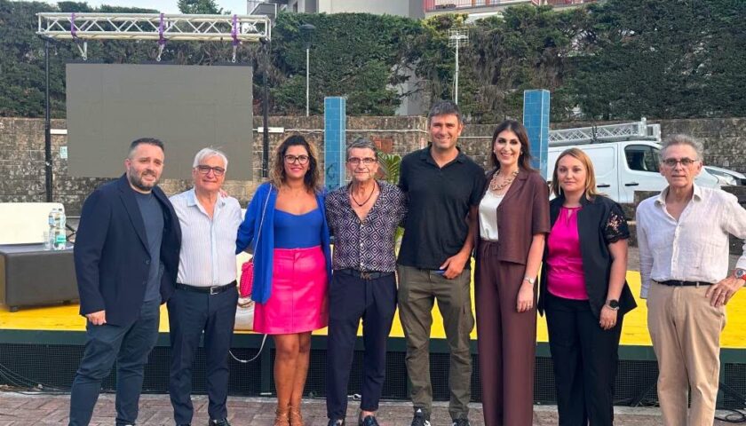 Baronissi rilancia il suo impegno come Città della Pace: grande partecipazione all’incontro con Alessandro Di Battista