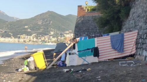 Salerno, spunta accampamento  nella “grotta” di lungomare Tafuri a Torrione