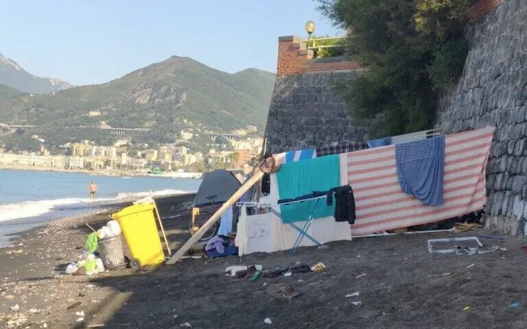 Salerno, spunta accampamento  nella “grotta” di lungomare Tafuri a Torrione