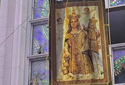 Salerno, tanti fedeli all’Alzata del Panno della Madonna del Carmine Salerno, tanti fedeli all’Alzata del Panno della Madonna del Carmine