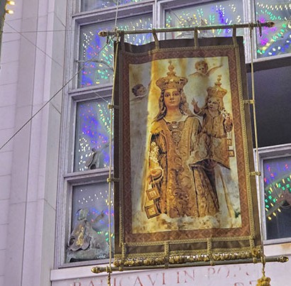 Salerno, tanti fedeli all’Alzata del Panno della Madonna del Carmine