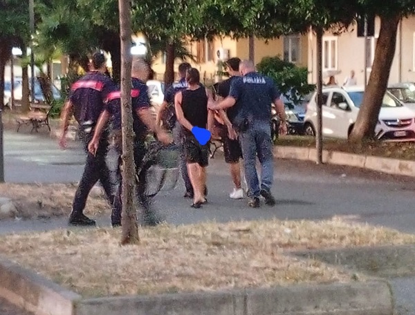 Salerno, blitz anti droga a Mercatello: due fermi