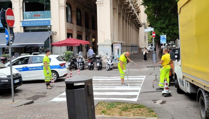 Salerno, al via il rifacimento della segnaletica orizzontale: l’annuncio di De Luca