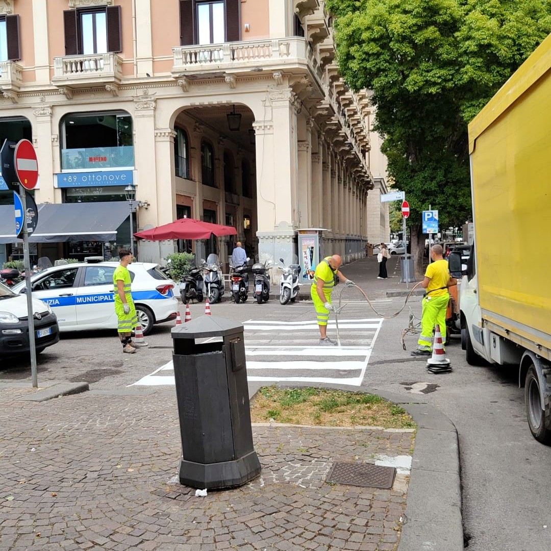 Salerno, al via il rifacimento della segnaletica orizzontale: l’annuncio di De Luca