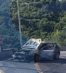 Auto in fiamme presso il valico di Chiunzi, conducente in salvo Auto in fiamme presso il valico di Chiunzi, conducente in salvo