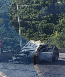 Auto in fiamme presso il valico di Chiunzi, conducente in salvo