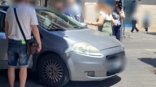 Nocera Inferiore, bimbo lasciato solo in auto, aziona il freno a mano: veicolo finisce contro un muro