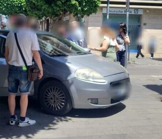 Nocera Inferiore, bimbo lasciato solo in auto, aziona il freno a mano: veicolo finisce contro un muro