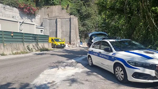 Salerno, auto travolge una moto e di dà alla fuga