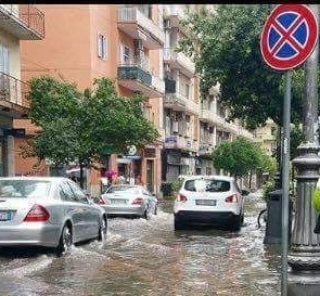 Nubifragio nel pomeriggio su Salerno: strade allagate e disagi alla circolazione