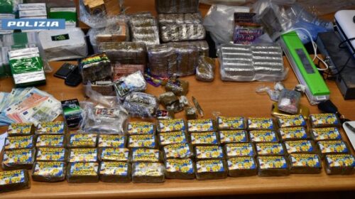 Cava de’ Tirreni, droga ed armi in casa: arrestato dalla Polizia Cava de’ Tirreni, droga ed armi in casa: arrestato dalla Polizia