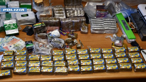 Cava de’ Tirreni, droga ed armi in casa: arrestato dalla Polizia
