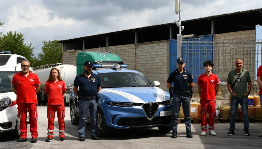 La polizia dona 1127 litri di gasolio sequestrato alla Croce Rossa