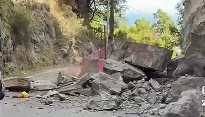Frana in Costa d’Amalfi, caos viabilità a Positano: residenti e turisti isolati