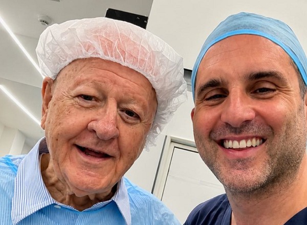 Il Chirurgo  Gabriele Petti ha operato gli occhi di Massimo Boldi: orgoglio per Nocera Inferiore
