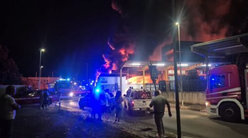 Inferno di fuoco a Sarno: maxi incendio distrugge il capannone della “Termoplast” Inferno di fuoco a Sarno: maxi incendio distrugge il capannone della “Termoplast”